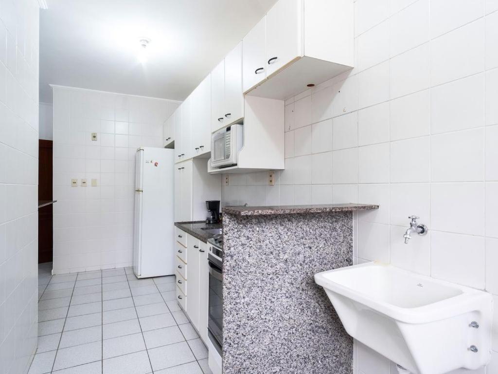 Apartamento Espacoso Com Ar Condicionado E Wi-Fi, A 100 Metros Da Praia - Edificio Estoril Ubatuba Eksteriør bilde